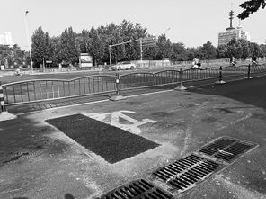 隔離樁拔了坑也修好了 鄭州市民發(fā)現(xiàn)路面問題可撥打城管服務(wù)熱線12319