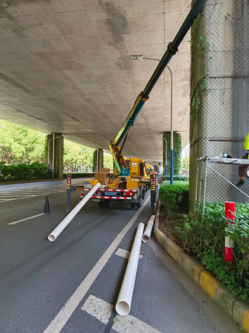 市政工程中高空作業(yè)車在安裝下水管現(xiàn)場的應(yīng)用